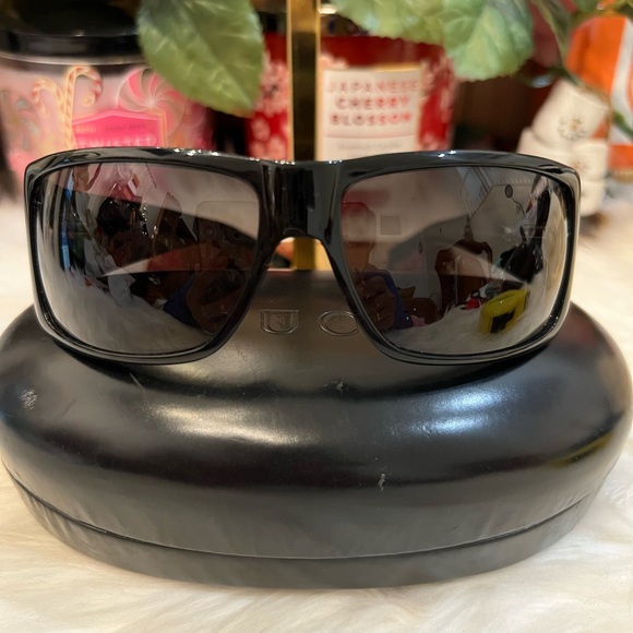 Gucci Black Sunglasses - Picture 2 of 11